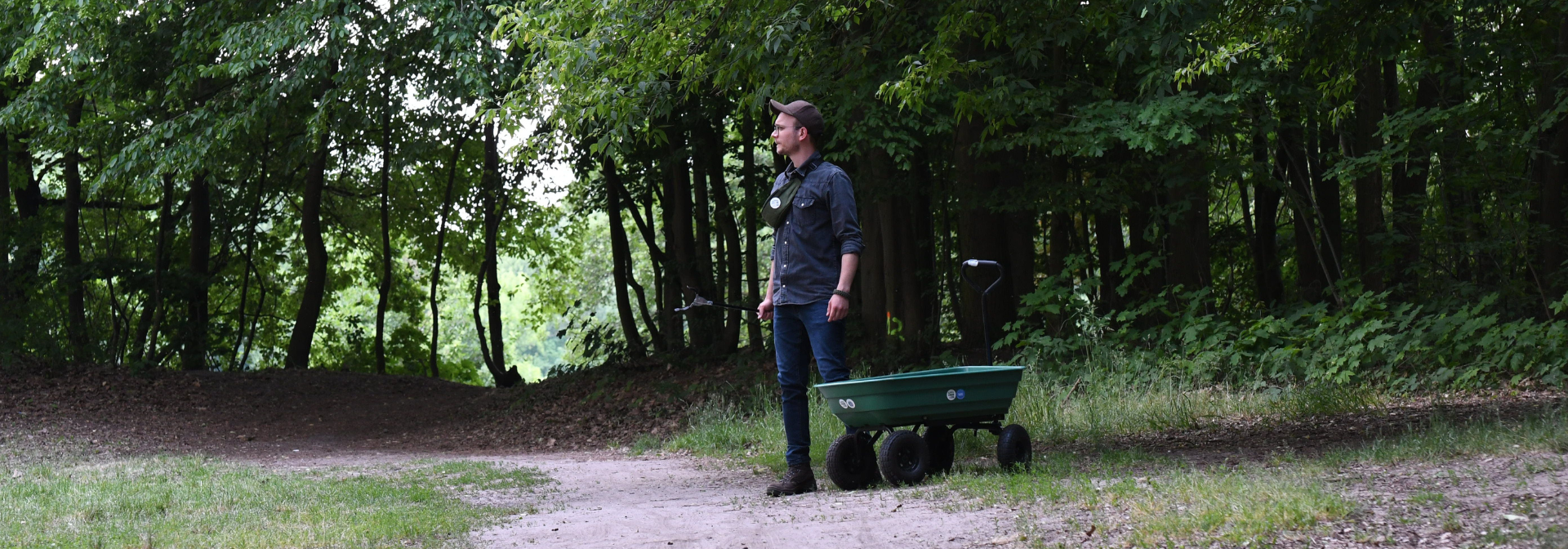 Mikołaj Basiński sprząta las w ramach inicjatywy "Szukam w lesie".