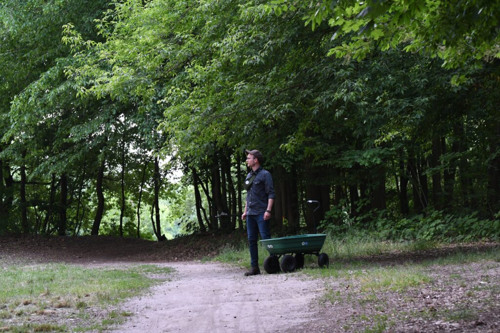 Mikołaj Basiński sprząta las w ramach inicjatywy "Szukam w lesie".